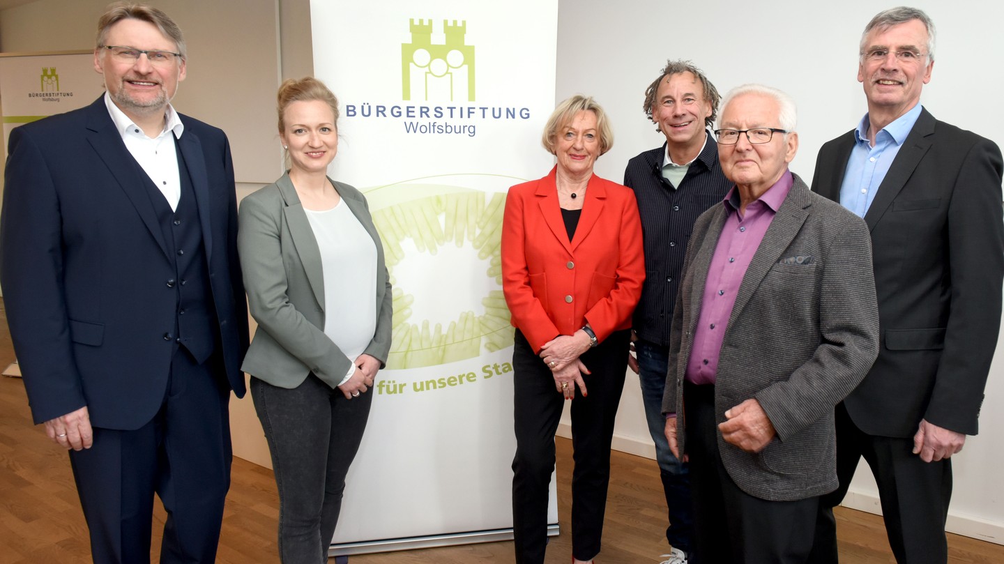 VORSTELLUNGSRUNDE

Die @buergerstiftung_wolfsburg wurde im Dezember 2006 gegründet und konnte bis dato mit über 1.000.000EUR soziale und gemeinnützige Projekte im Wolfsburger Stadtgebiet fördern. 
Darüber hinaus betreibt die Bürgerstiftung Wolfsburg eigene Projekte wie den Planetenweg 🌏🌞🌑 am Allersee und das Lesenetzwerk 📖📚. 
Dabei steht besonders die Zielgruppe der Kinder und Jugendlichen im Bereich Bildung im Fokus, aber auch Projekte für die ältere Generation werden entwickelt und finanziell gefördert!

Frei nach dem Motto: "Wir für unsere Stadt!"

Der Vorstand der Bürgerstiftung: Dr. Frank Fabian, Christin Schnaithmann, Heidemarie Steinke, Jens Kirsch, Dr. Udo Willi Kögler und Manfred Hüller. (von links)