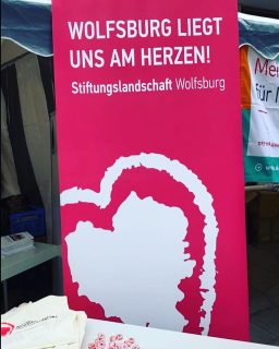 Menschen für ein Engagement in ihrer Stadt gewinnen - dafür steht die Wolfsburger Stiftungslandschaft 🩷Auf der Ehrenamtsbörse zum Stadtgeburtstag haben wir mit vielen Interessierten über die verschiedenen Aktivitäten unserer beteiligten Stiftungen gesprochen. Oberbürgermeister @deweilmann schaute auch vorbei 👋@wolfsburg_unbezahlbar @stadt_wolfsburg