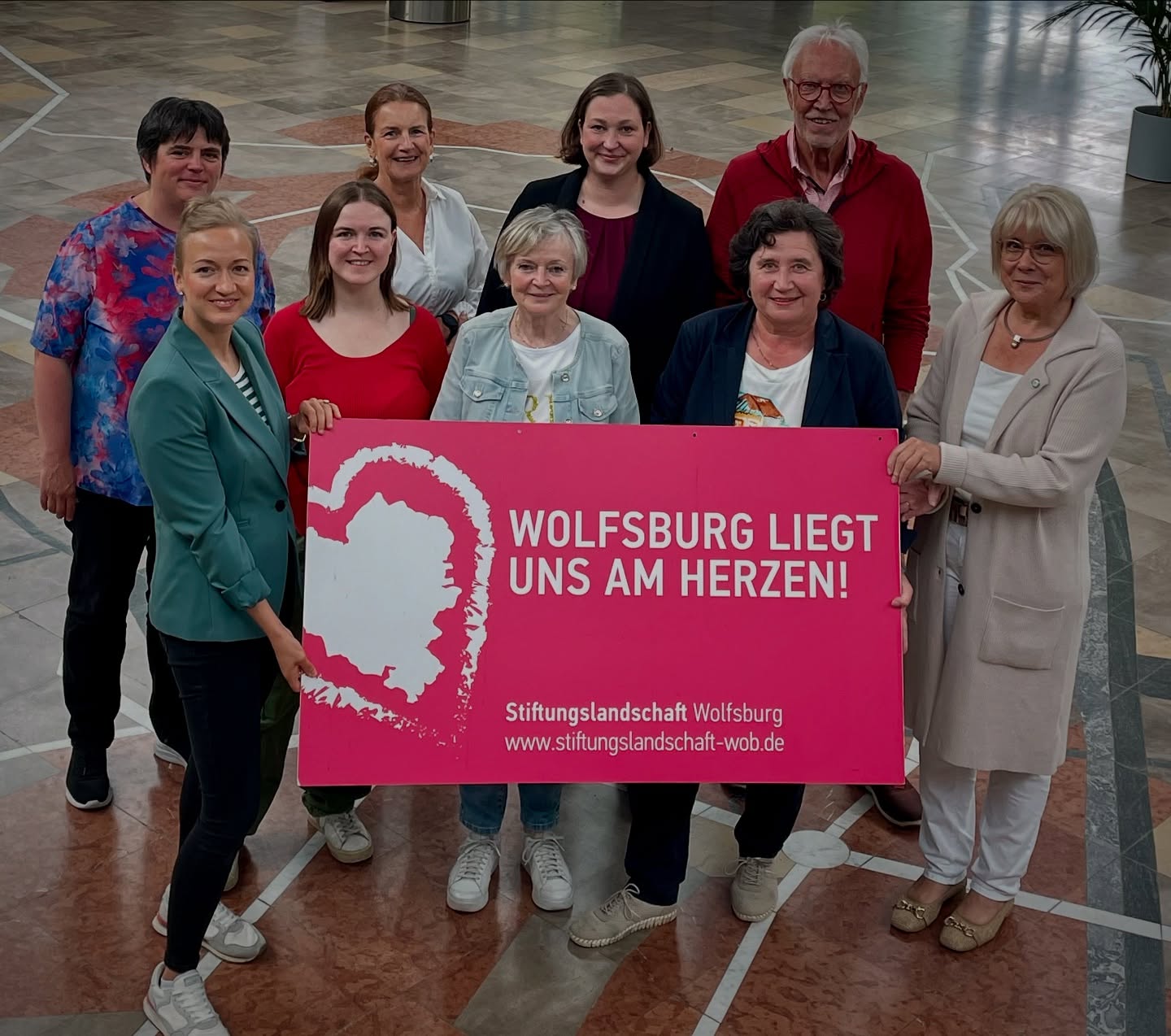 Wolfsburg liegt uns am Herzen 🩷 Heute haben wir uns zum 60. Mal als Arbeitskreis der Stiftungslandschaft Wolfsburg getroffen und uns über viele förderungswürdige Projekte ausgetauscht. Das ist der Kern unseres Engagements: Netzwerk, Förderung und Bekanntheit für und mit unserer Stiftungsarbeit 🤝 in Wolfsburg 🐺
#wolfsburgunbezahlbar #ehrenamtstärken #stiftungslandschaftwolfsburg #ehrenamtwolfsburg #ehrenamtverbindet #stiftungen #stiftungenwirken