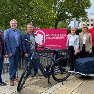 Die @stiftungslandschaft_wolfsburg hat dem @projektkaffeetwete eine Förderung in Höhe von 6.000 Euro zukommen lassen. 🎉

Mit dieser Zuwendung konnte ein E-Bike 🚲 mit Anhänger für die aufsuchende Hilfearbeit in der Wolfsburger Drogenszene angeschafft werden.

Für den Zuschuss des Projektes haben sich neben der @buergerstiftung_wolfsburg die @hahn.stiftung , die Volkswagen Belegschaftsstiftung, die @margareteschnelleckestiftung und die @neuland.stiftung.wolfsburg für diese wichtige Förderung zusammen geschlossen.

Wir wünschen Allzeit gute Fahrt und viel Erfolg!!! 💪

Denn... WOLFSBURG LIEGT UNS AM HERZEN! 

Auf dem Bild von links nach rechts: Marc Stolp, Dr. Frank Fabian, Frank Tenneberg, Christin Schnaithmann, Nicole Kannewurf und Werner Bone

@wolfsburg_unbezahlbar
@stadt_wolfsburg