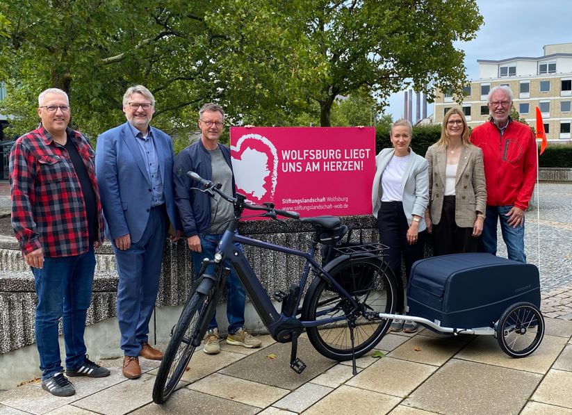 Die @stiftungslandschaft_wolfsburg hat dem @projektkaffeetwete eine Förderung in Höhe von 6.000 Euro zukommen lassen. 🎉

Mit dieser Zuwendung konnte ein E-Bike 🚲 mit Anhänger für die aufsuchende Hilfearbeit in der Wolfsburger Drogenszene angeschafft werden.

Für den Zuschuss des Projektes haben sich neben der @buergerstiftung_wolfsburg die @hahn.stiftung , die Volkswagen Belegschaftsstiftung, die @margareteschnelleckestiftung und die @neuland.stiftung.wolfsburg für diese wichtige Förderung zusammen geschlossen.

Wir wünschen Allzeit gute Fahrt und viel Erfolg!!! 💪

Denn... WOLFSBURG LIEGT UNS AM HERZEN! 

Auf dem Bild von links nach rechts: Marc Stolp, Dr. Frank Fabian, Frank Tenneberg, Christin Schnaithmann, Nicole Kannewurf und Werner Bone

@wolfsburg_unbezahlbar
@stadt_wolfsburg