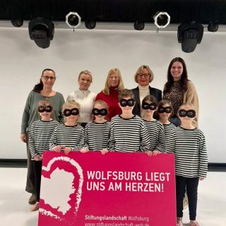 Die @hahn.stiftung hat gemeinsam mit der @buergerstiftung_wolfsburg als Stiftungslandschaft das Projekt "ohne Soft- und Hardware keine Projekte" 💻 des @tanzendestheater gefördert. 🎉 Denn... manchmal muss die Technik auf dem neusten Stand sein um weiter voran zukommen - auch im Bereich der kulturellen Bildung.

Macht weiter so! Ihr seid toll! 🥰 

Foto: Tanzendes Theater