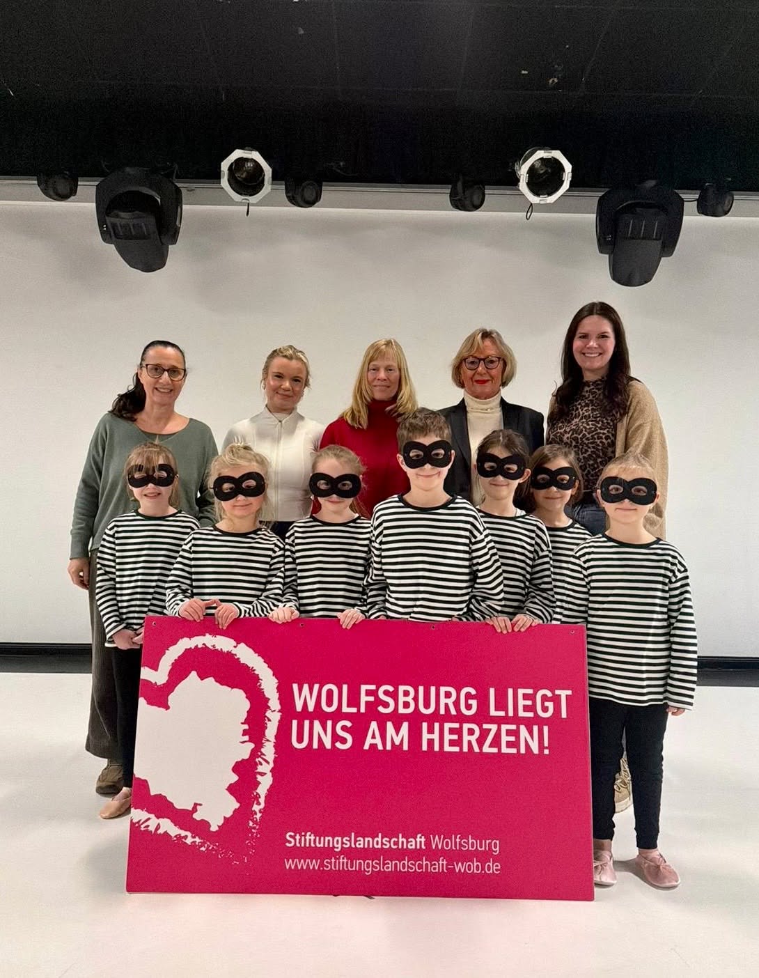 Die @hahn.stiftung hat gemeinsam mit der @buergerstiftung_wolfsburg als Stiftungslandschaft das Projekt "ohne Soft- und Hardware keine Projekte" 💻 des @tanzendestheater gefördert. 🎉 Denn... manchmal muss die Technik auf dem neusten Stand sein um weiter voran zukommen - auch im Bereich der kulturellen Bildung.

Macht weiter so! Ihr seid toll! 🥰 

Foto: Tanzendes Theater