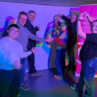 Die @buergerstiftung_wolfsburg hat gemeinsam mit der @hahn.stiftung und der VW Belegschaftsstiftung als Stiftungslandschaft Wolfsburg die Projektwoche "Optik be-greifen" des @phaeno_wolfsburg gefördert. 🎉

Das @phaeno_wolfsburg - als außerschulischer Lernort - möchte so vielen Schülerinnen und Schülern wie möglich die Chance auf hochwertige Bildungsangebote ermöglichen. Und diese Projektwoche wurde zudem professionell begleitet. Daher lag uns die Förderung dieses Projektes besonders am Herzen, um auch die Neugier an Wissenschaften zu wecken. 

Danke, dass ihr unsere jungen Mitmenschen so fördert!!! 💪

Foto des phaeno v.l.n.r.: Herr Tenneberg, Herr Dr. Fabian und Herr Junge lassen von mit Kindern der Optikwoche Phänomene zeigen.
