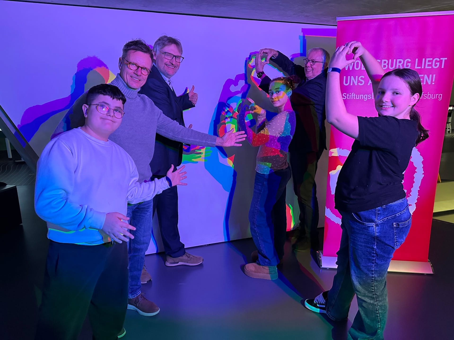 Die @buergerstiftung_wolfsburg hat gemeinsam mit der @hahn.stiftung und der VW Belegschaftsstiftung als Stiftungslandschaft Wolfsburg die Projektwoche "Optik be-greifen" des @phaeno_wolfsburg gefördert. 🎉

Das @phaeno_wolfsburg - als außerschulischer Lernort - möchte so vielen Schülerinnen und Schülern wie möglich die Chance auf hochwertige Bildungsangebote ermöglichen. Und diese Projektwoche wurde zudem professionell begleitet. Daher lag uns die Förderung dieses Projektes besonders am Herzen, um auch die Neugier an Wissenschaften zu wecken. 

Danke, dass ihr unsere jungen Mitmenschen so fördert!!! 💪

Foto des phaeno v.l.n.r.: Herr Tenneberg, Herr Dr. Fabian und Herr Junge lassen von mit Kindern der Optikwoche Phänomene zeigen.