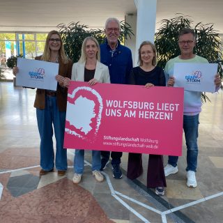 Wie fühlt sich Zukunft an? Dieser Frage gingen am 2. Oktober zahlreiche Schülerinnen und Schüler ab der 8. Klasse bei der BRAINSTORM-Premiere im phaeno Wolfsburg.

An 13 interaktiven Mitmachständen konnten die Jugendlichen Wissenschaft hautnah erleben, selbst experimentieren und mit Menschen aus Forschung, Medizin, Technik und Bildung ins Gespräch kommen. 🔬✨
Ob Künstliche Intelligenz, virtuelle Schweißtechnik oder E-Auto-Recycling: hier hieß es ausprobieren statt nur zuhören!

Dank der Unterstützung der Wolfsburger Stiftungslandschaft (Bürgerstiftung Wolfsburg, Volksbank BRAWO Stiftung, Margarete Schnellecke-Stiftung, Carl und Marissa Hahn-Stiftung, Neuland Stiftung) war die Teilnahme für die Schulklassen kostenfrei. Alle beteiligten Stiftungen haben dieses besondere Bildungsprojekt gerne gefördert und damit dazu beigetragen, jungen Menschen einen direkten Zugang zu Wissenschaft und Zukunftsthemen zu ermöglichen.

Ein gelungenes Veranstaltungsformat, das Neugier geweckt, neue Perspektiven eröffnet und Lust auf die Zukunft gemacht hat! 🚀